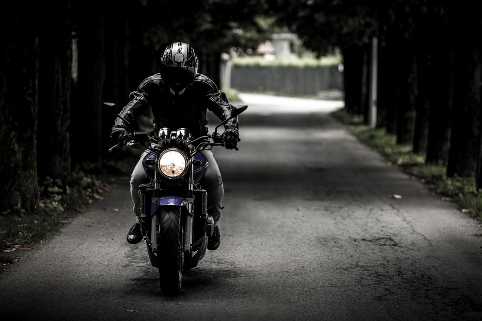 Motorcykel i mørk tunnel