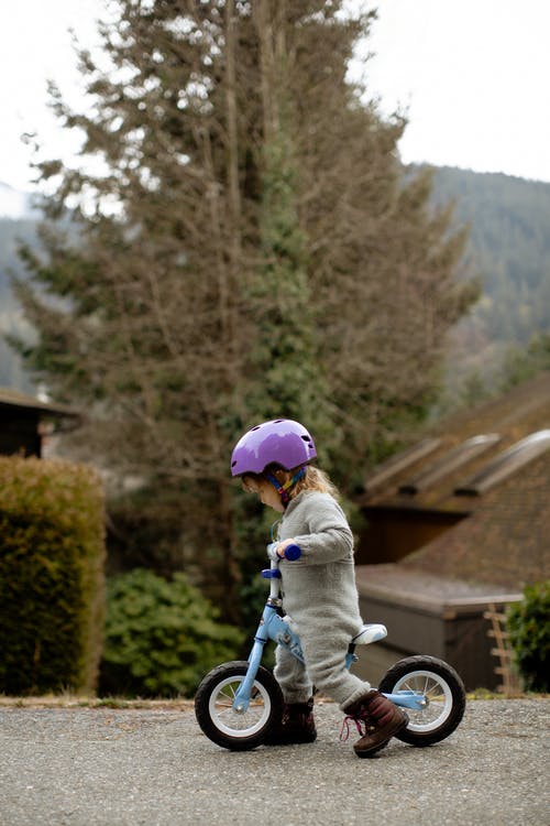 Lille pige på cykel